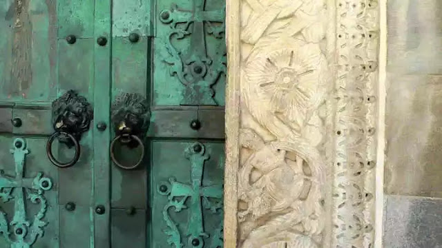 Antigua puerta de bronce de la catedral de Amalfi