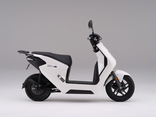 electric motorcycle, Honda, EM1 e:, commuting, shopping, domestic market, Road Traffic Law, charging, battery, price, corporate users, Benly e:, Gyro e:, Gyro Canopy e:, decarbonization trend, sustainable transportation, Suzuki Motor Corp., fiscal 2024, electric lines, motorbikes