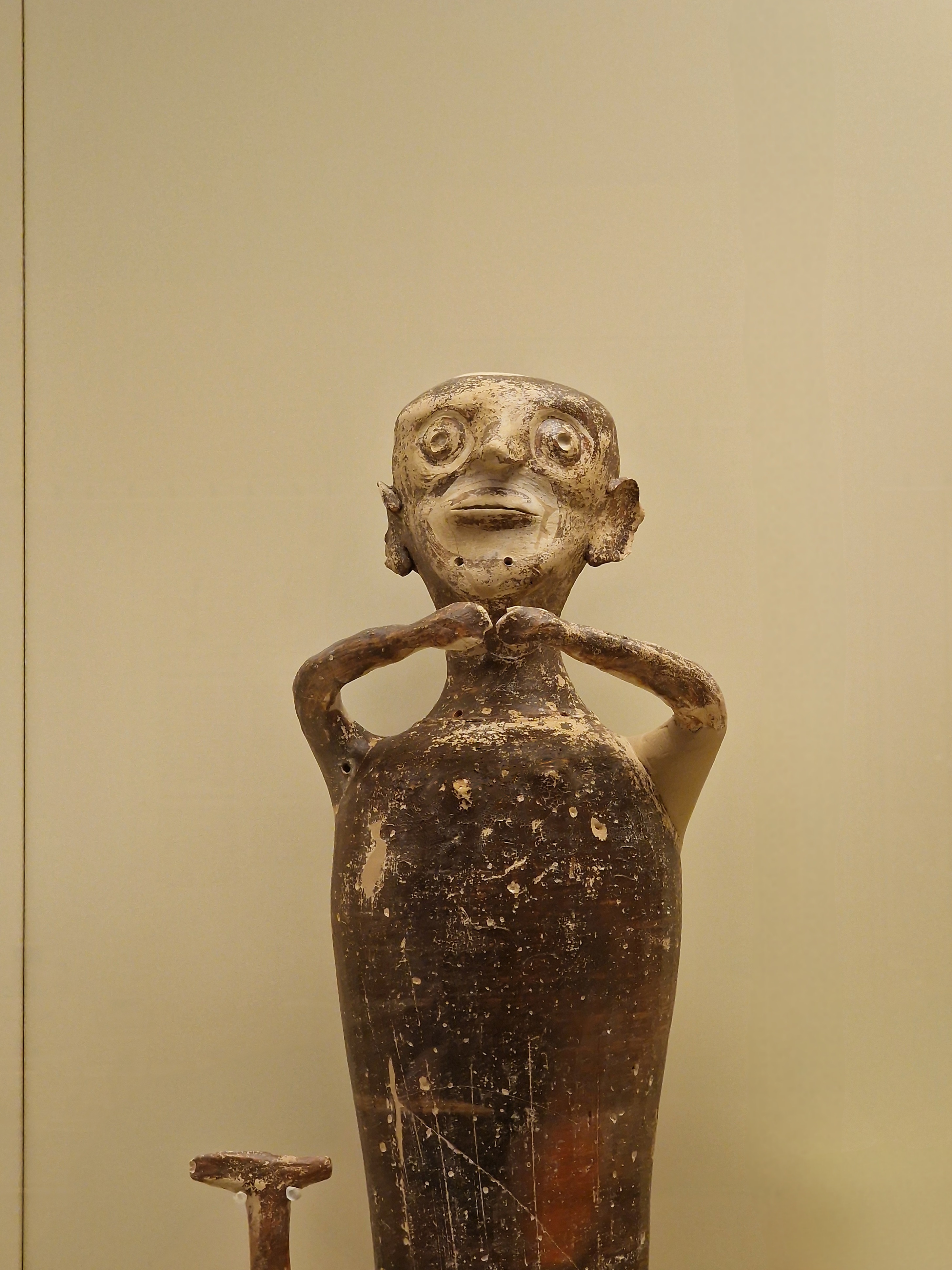Ανθρωπόμορφο αγαλματίδιο εντός του Μουσείου