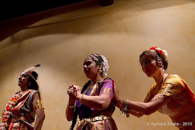 BIBLIOTECA INDOLOGICA BHAKTIVEDANTA DI ROMA "Bhamakalapam"  Danza: Marzia Colitti, Bharathi Avireddy e Marialuisa Sales  Foto: Barbara Abate, 2010