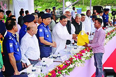 সন্ত্রাস করে পার পাওয়া যাবে না -পাবনায় ৫৯৫ চরমপন্থির আত্মসমর্পণে স্বরাষ্ট্রমন্ত্রী