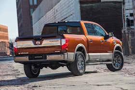 Rear 3/4 view of 2017 Nissan Titan Endurance V8 SL 4WD Crew Cab