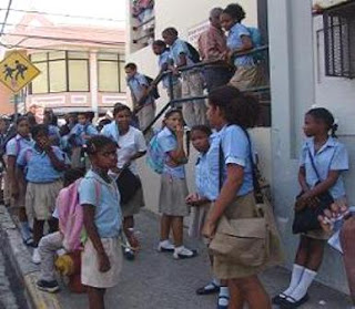 Estudiantes de Pto Plata realizan protestas exigiendo remodelación de escuela; funciona en una antigua chocolatera