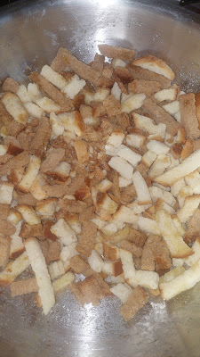 Bread stuffing with salt, olive oil and garlic.