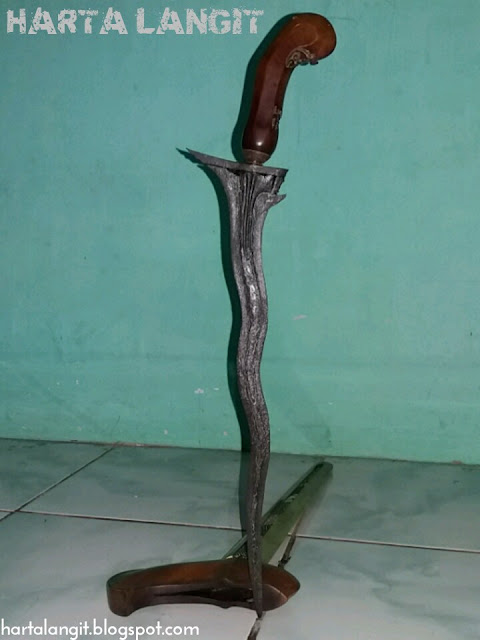 keris bisa berdiri