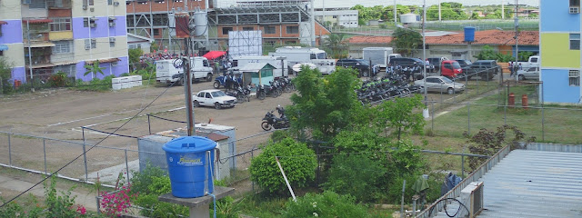 FOTOS: Gran cantidad de policías en unidades motorizada custodiando evento político del  PSUV frente al Polideportivo de San Fernando. 