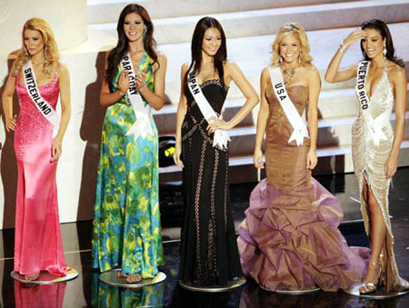 Vim mostrar e discutir com voc s alguns modelitos de festa do Miss Universo 