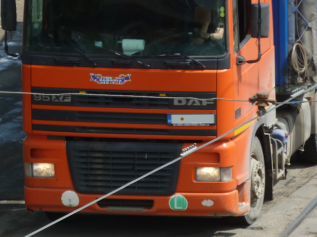 DAF 95 XF 380 4x2 Truck Orange + Blue Curtain Side Trailer