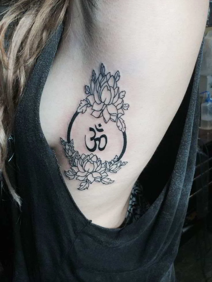 Vemos a una chica con tatuaje espiritual y lleno de significado