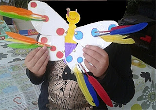 Papillon en papier fabriqué par un enfant