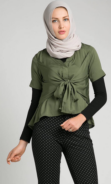  Banyak sekali model baju atasan perempuan terbaik dan terkenal kini ini mulai dari blus 48 Model Baju Atasan Wanita Muslim Dewasa Terbaru 2019