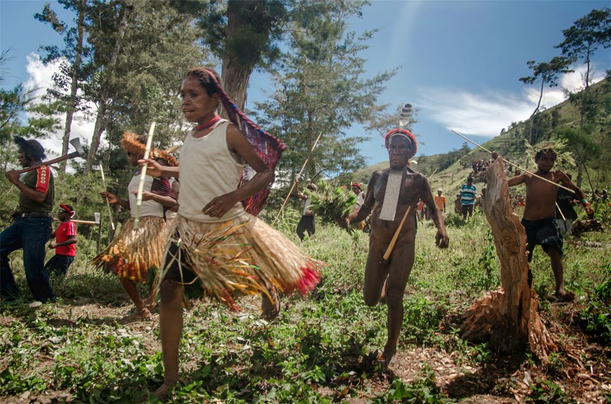 20. New Years “Village Invasion Celebrations” – Dani Tribe, Papua New Guinea - 27 Amazing Travel Photos That Will Infect You With The Travel Bug