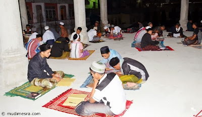 Diwajibkan untuk meu-ulang bagi santri setelah jam pelajaran malam.