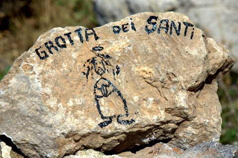 Il segno lasciato da Mauro Calibani sotto la Grotta dei Santi