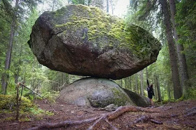 Kummakivi |  Ένας βράχος της Φινλανδίας