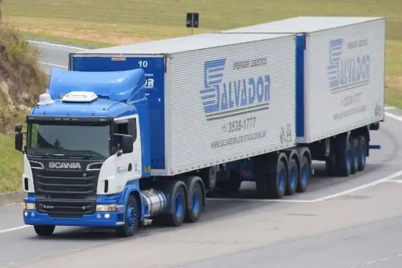 Scania V8 com bitrem 9 eixos da Salvador Logística