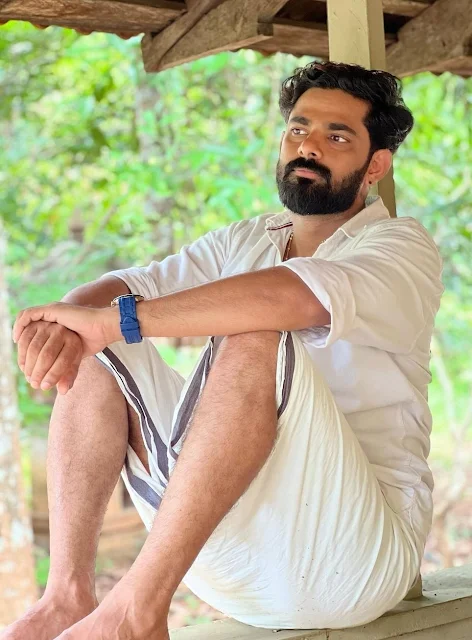 Men Sitting with Veshti