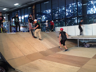 jovens praticando skate na adventure sports fair