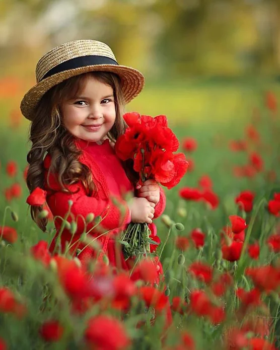 صور بنت صغيرة تحمل ورد أحمر
