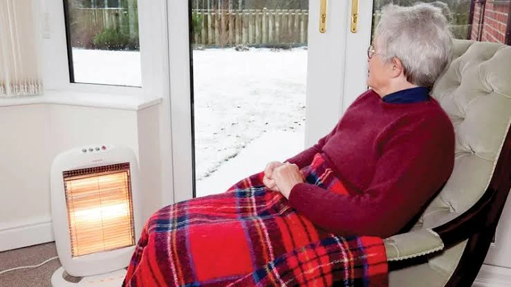 تقرير: آلاف البريطانيين يموتون بسبب البرد وارتفاع تكاليف التدفئة في الشتاء الماضي