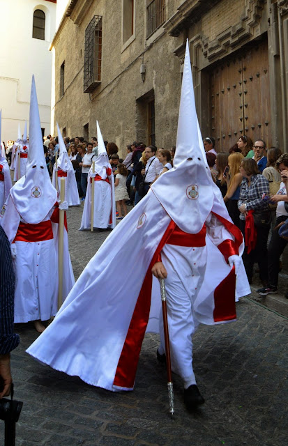 Wielkanocne procesje Semana Santa w Granadzie penitentes