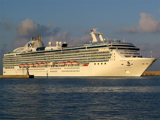 Nave da crociera Island Princess, IMO 9230402, porto di Livorno