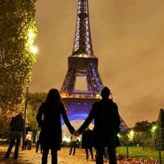 Pareja en la Torre Eiffel.