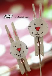 http://translate.googleusercontent.com/translate_c?depth=1&hl=es&rurl=translate.google.es&sl=en&tl=es&u=http://krokotak.com/2014/04/easter-bunny-from-painted-clothespins/&usg=ALkJrhiK3P3f1gyVBSzk1SDTkbB-Q7GDsw