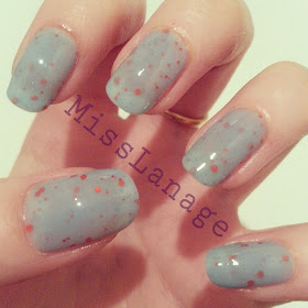 nelly-polish-beeny-swatch-manicure