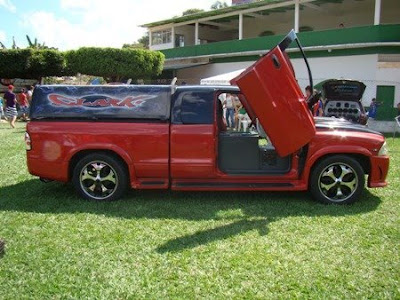 Uma Dodge Ram vermelha tunada jogo de rodas esportivas portas customizadas 
