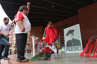 Miles de personas participan en el homenaje póstumo a Periko Solabarria