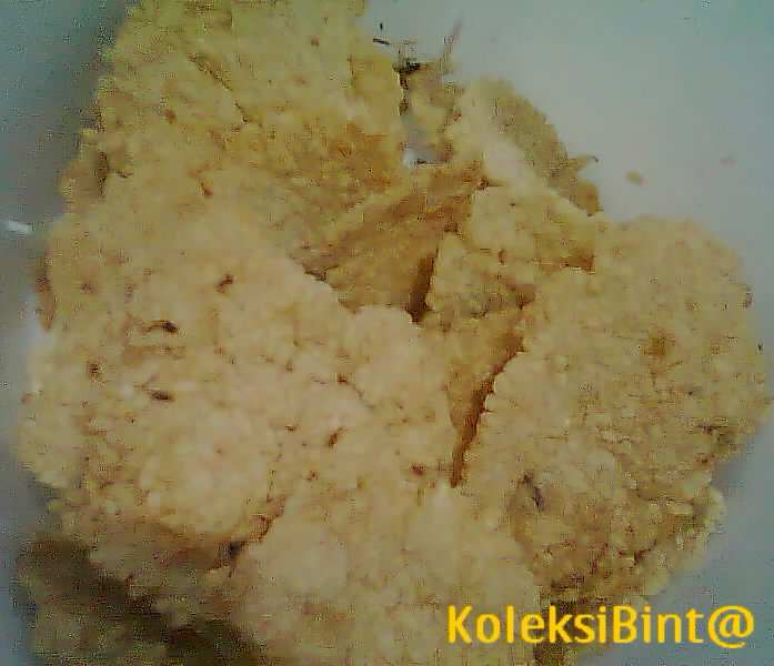 Baiti, Habibati: Membuat kerupuk puli dari sisa nasi.