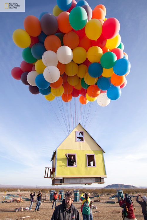 Casa Flotando con muchos Globos