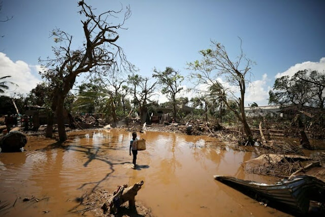 A passagem do ciclone Idai deixou rastro de destruição jamais visto no Hemisfério Sul. Moçambique, Malawi e Zimbábue foram os países africanos atingidos pela fúria da natureza. Pera, natureza?

Pessoas estão ilhadas, sem comida, roupas, teto. Apenas em Moçambique, pelo menos 700 cidadãos morreram em um cenário onde autoridades locais sequer fazem ideia da quantidade de desaparecidos. Filipe Nyusi, presidente moçambicano, teme que o número de óbitos passe de mil.