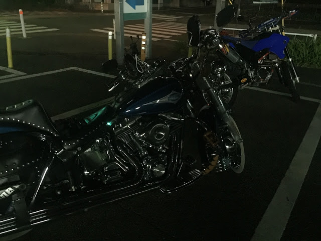 夜もクロームが映えるヘリテイジと、しっかりした車格のWR250X