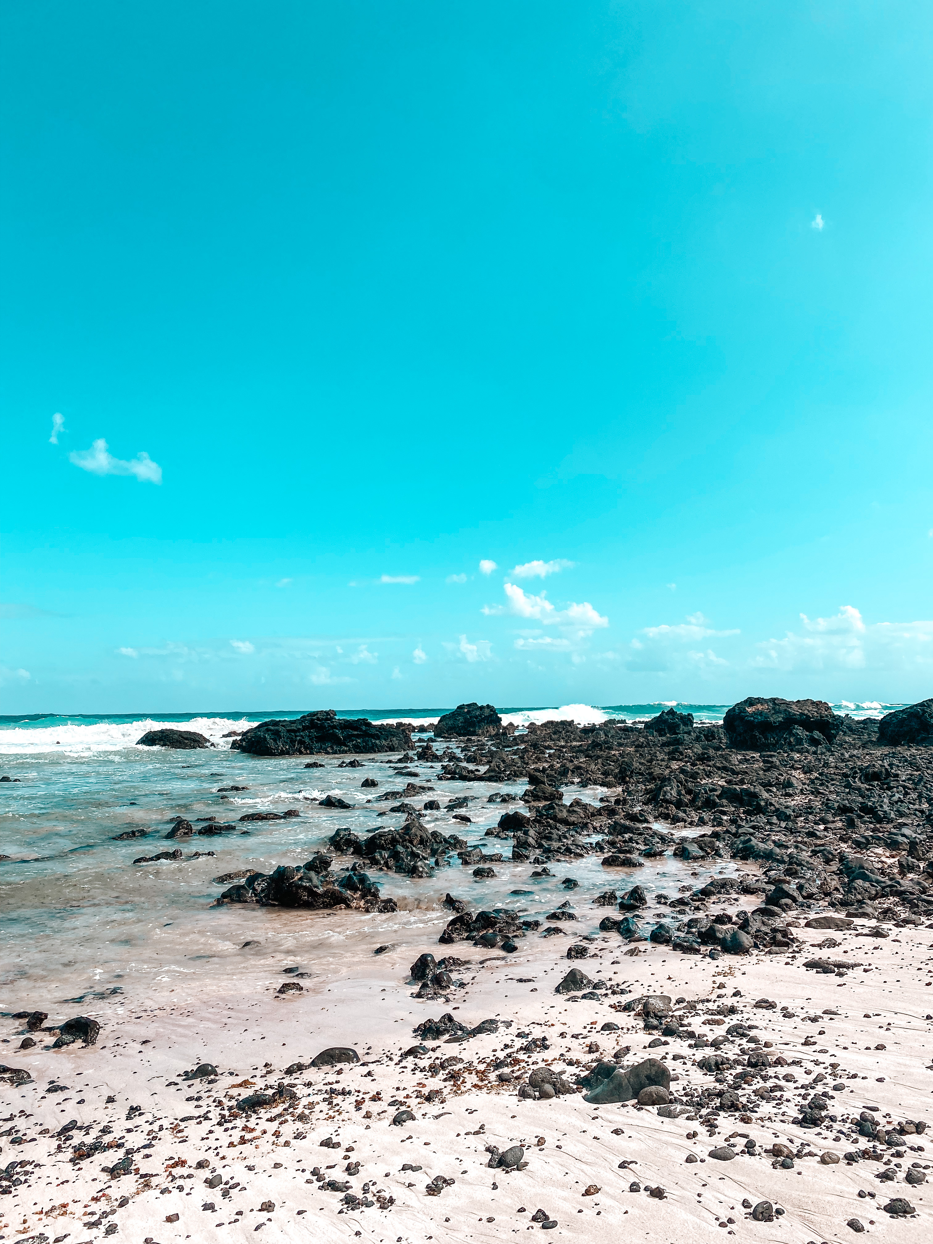 la playa caleton blanco à lanzarote et son sable fin avec rochers noirs les vagues et son eau turquoise