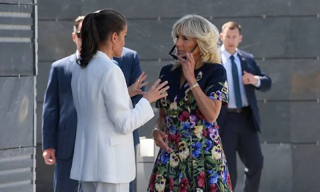 Queen Letizia wore a suit by Carolina Herrera, and Cylani silk shirt by Hugo Boss. Jil biden wore a floral dress by Oscar de la Renta