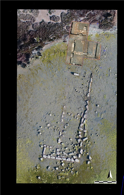 Σαλαμίς, Όρμος Αμπελακίου. Αεροφωτογραφία του μακρόστενου δημόσιου κτηρίου (Στοάς), κατά την περίοδο πτώσης των υδάτων στον Όρμο, με την περιοχή της ανασκαφής του 2022 (στο επάνω μέρος)