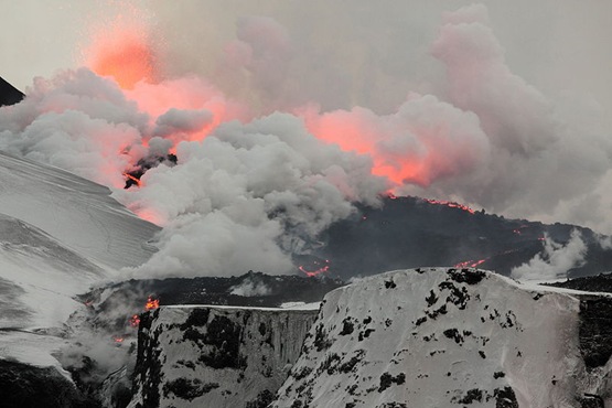 800px-Fimmvorduhals_second_fissure_2010_04_02