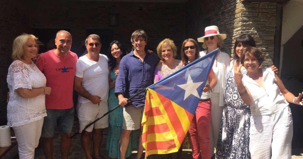 Resultado de imagen de Puigdemont y su bandera