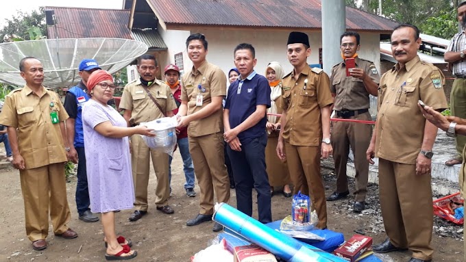 Dinsos P3A Padang Pariaman Serahkan Bantuan Kebakaran di III Koto Aurmalintang