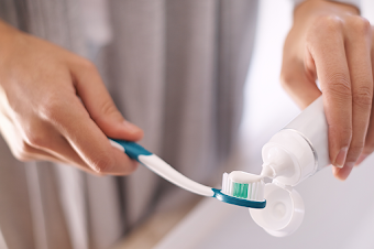 Ingrediente de pasta de dente gera “superbactérias” e causa efeitos adversos à saúde