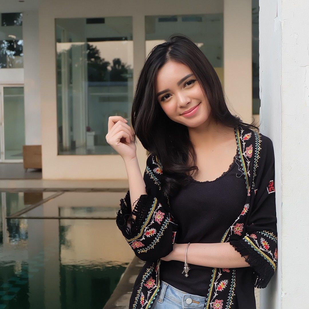 Claudia Andhara Pemeran Atin Di Sinetron Dunia Terbalik Jagat Biografi