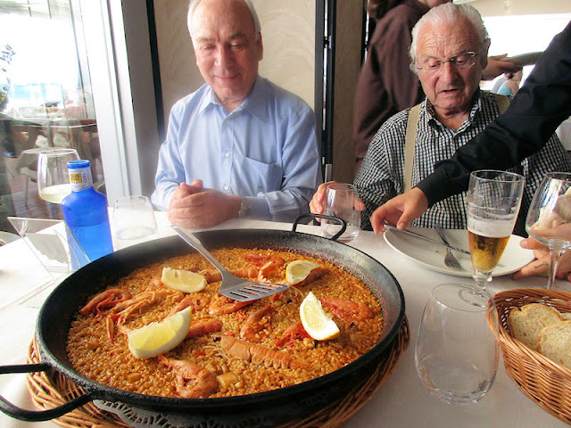 Los mismos, frente a la paella.