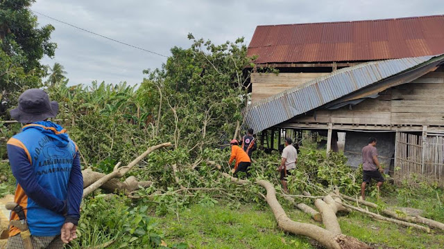 Cuaca ekstrim di sertai angin kencang membuat ratusan rumah milik warga porad poranda