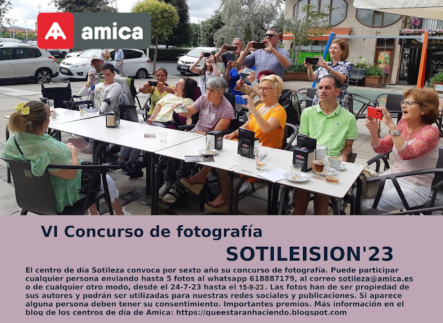 Un grupo de personas a un lado de una mesa, en una terraza, hace una foto a una chica sentada al otro lado