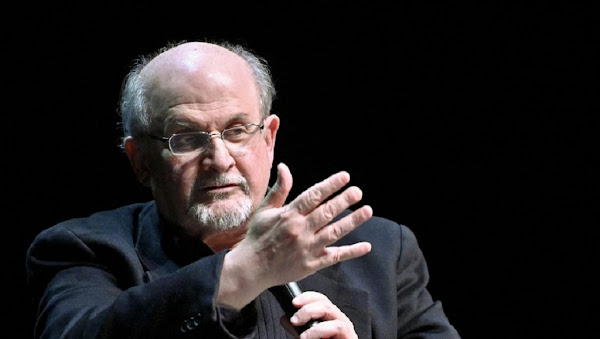 [VIDEO] - L'auteur britannique Salman Rushdie poignardé sur scène lors d'une conférence