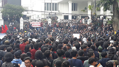 Aksi Protes Mahasiswa Di Depan DPRD Jabar Dibubarkan Aparat Kepolisian