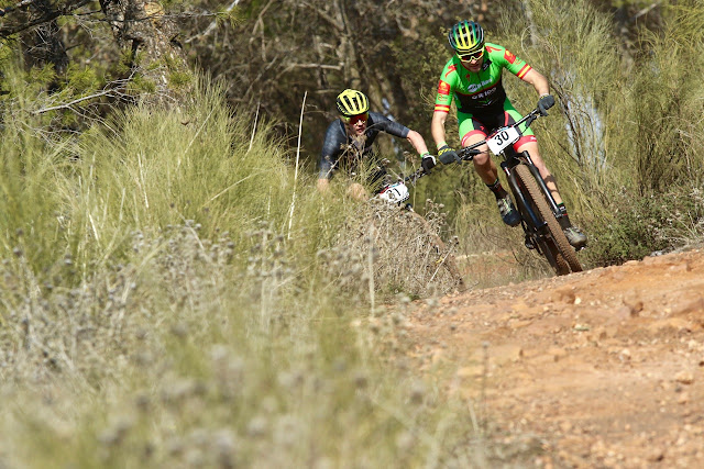 Dani Carreño, 7º hoy, sigue mejorando posiciones en una Andalucía Bike Race pasada por agua y frío