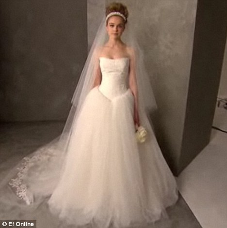 Photos Wedding on Kim Kardashian S Wedding Gown Copied By Vera Wang For Vera Wang Lower